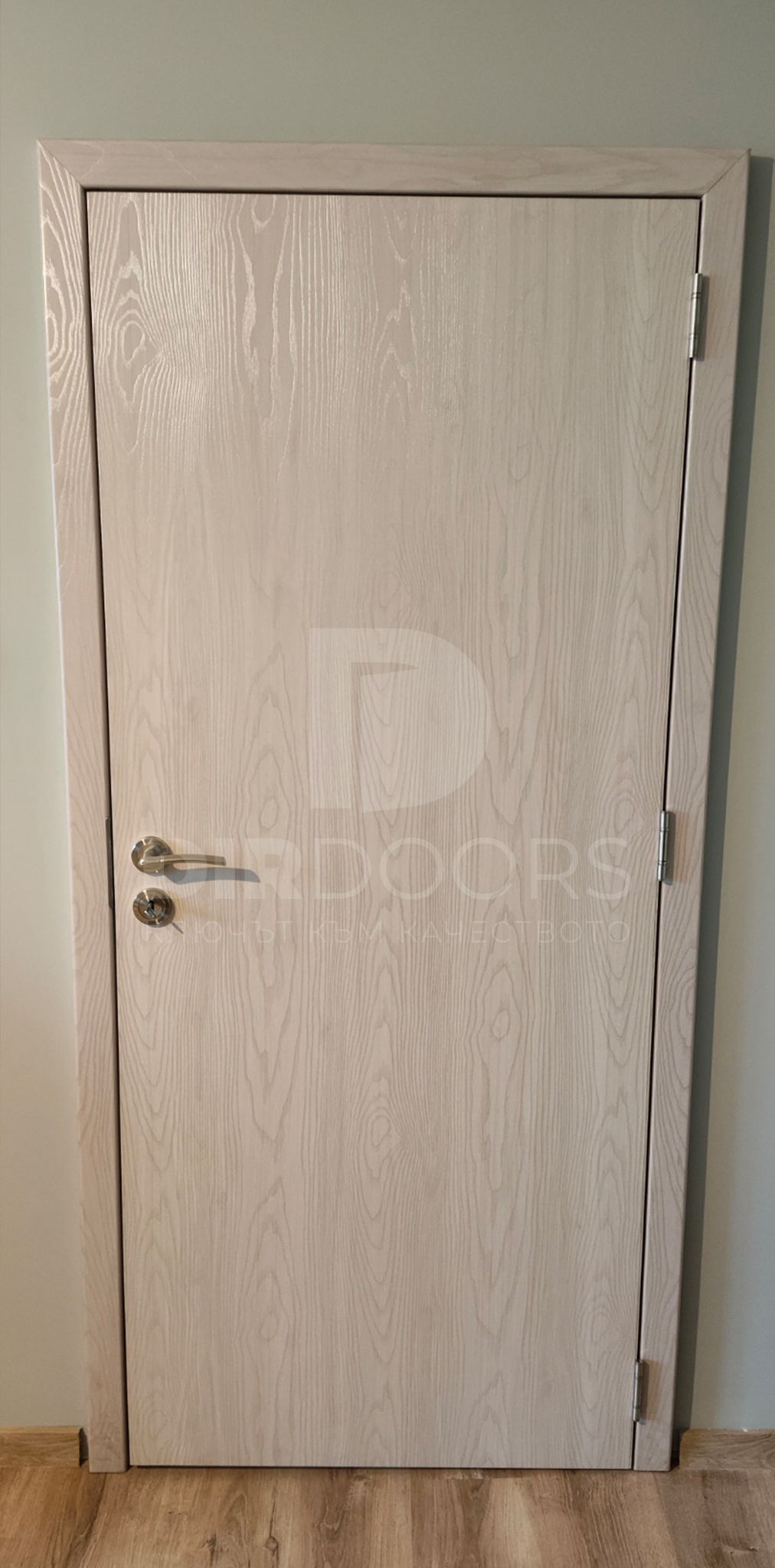 монтиране на луксозна бяла интериорна врата от Best Doors
