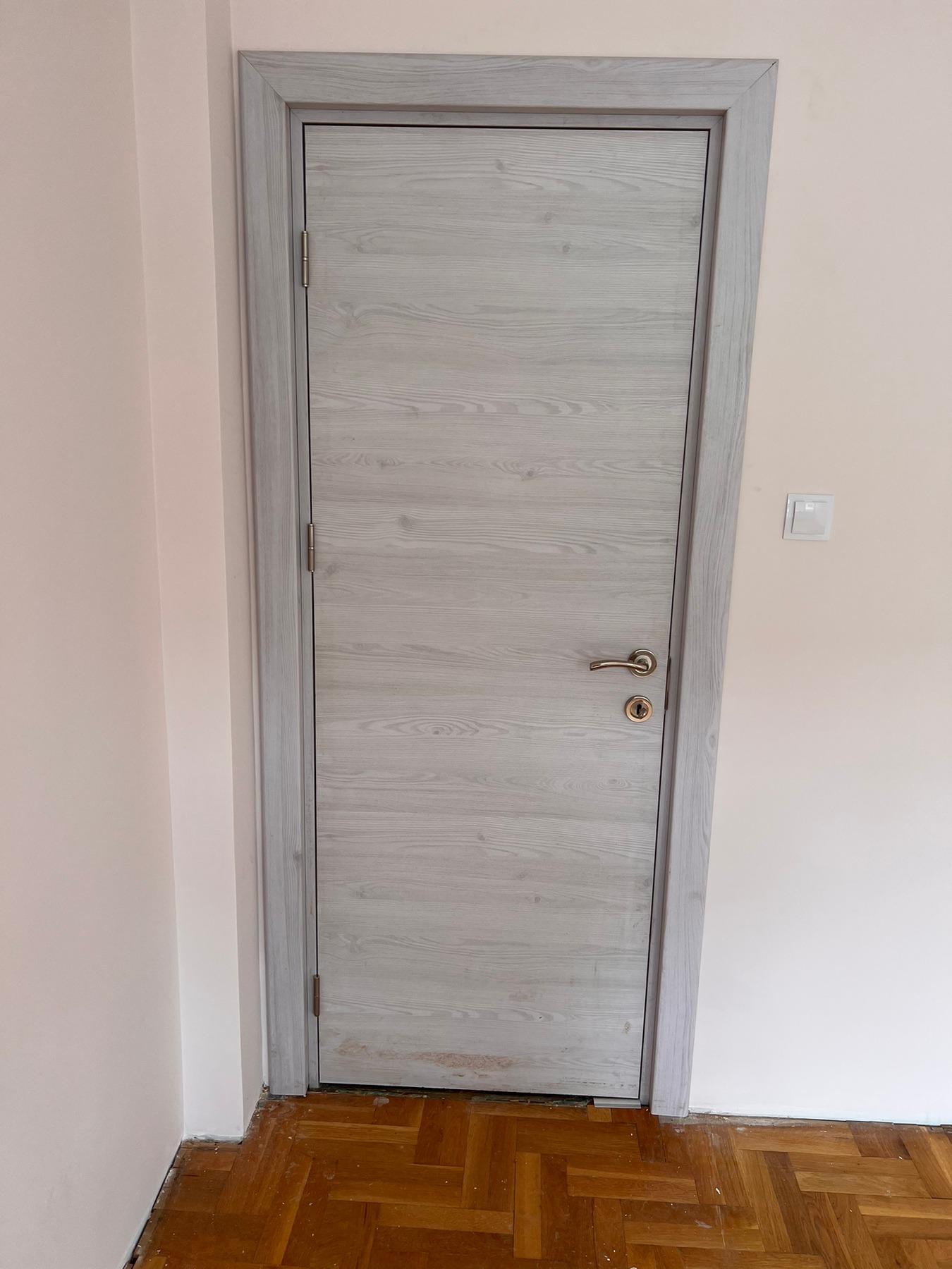 поръчване на здрава кафява интериорна врата от Best Doors