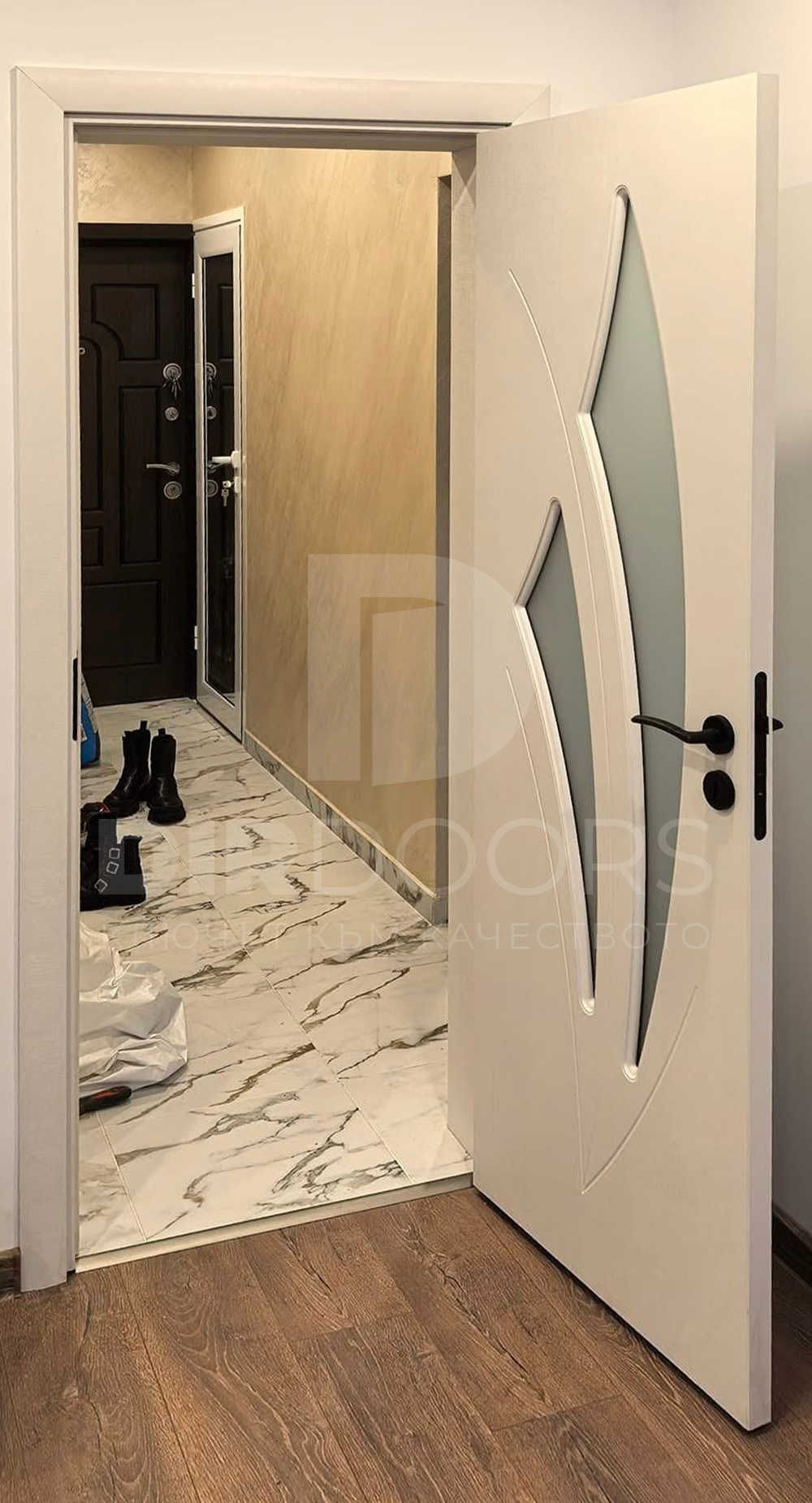 монтиране на луксозна зелена врата за апартамент от Best Doors