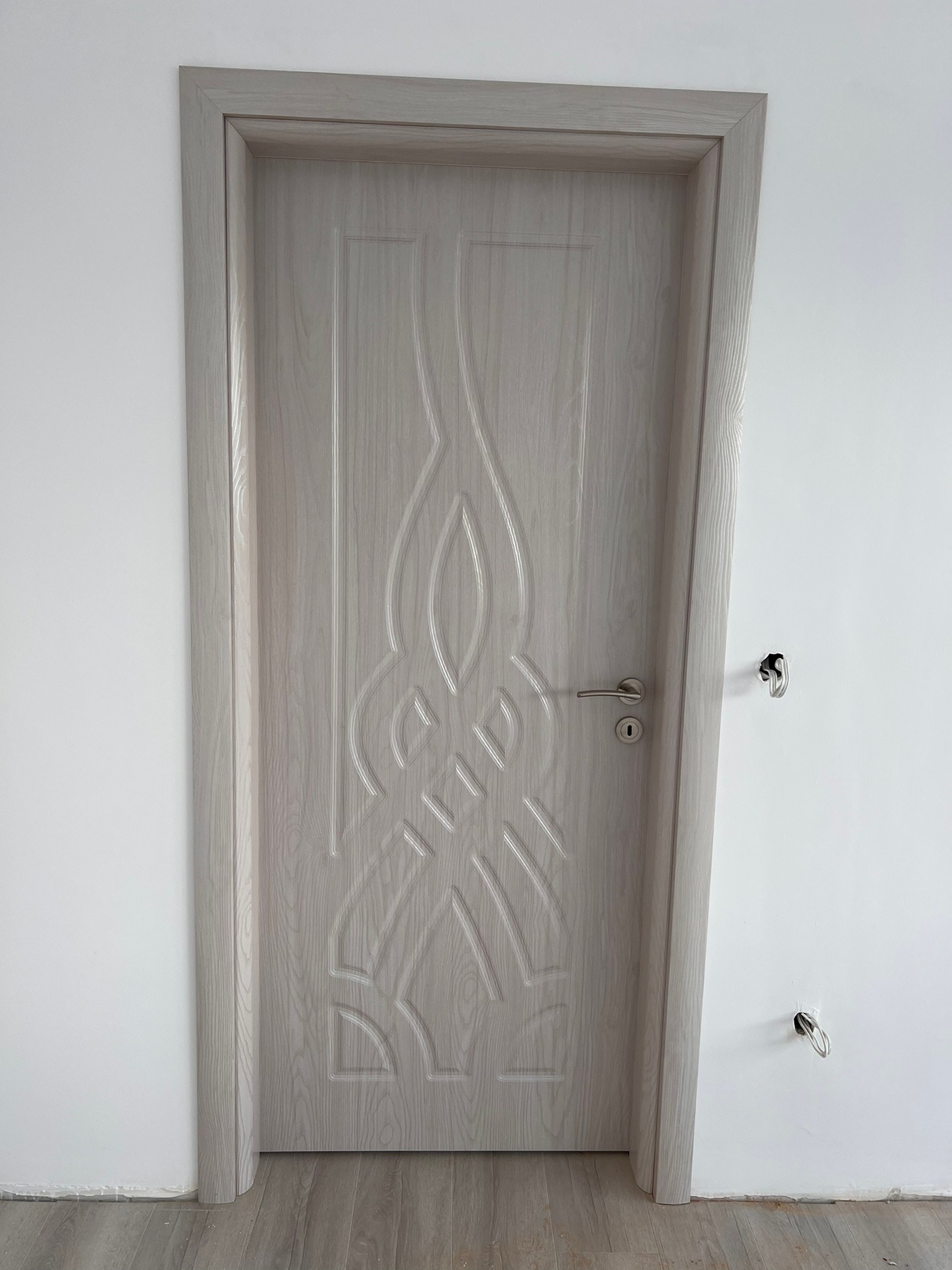 поставяне на красива кафява вътрешна врата от Best Doors