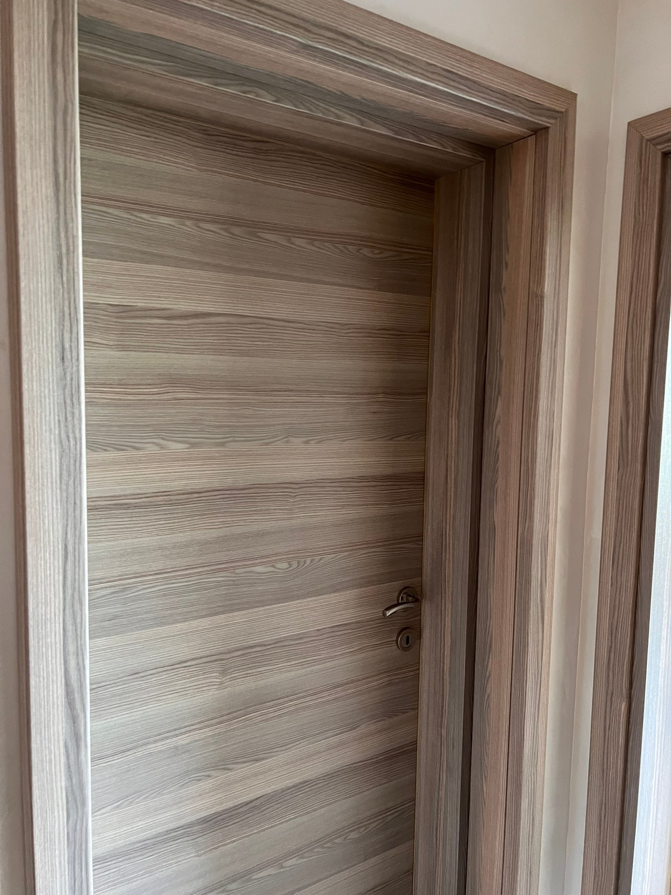 покупка на красива червена вътрешна врата от Best Doors