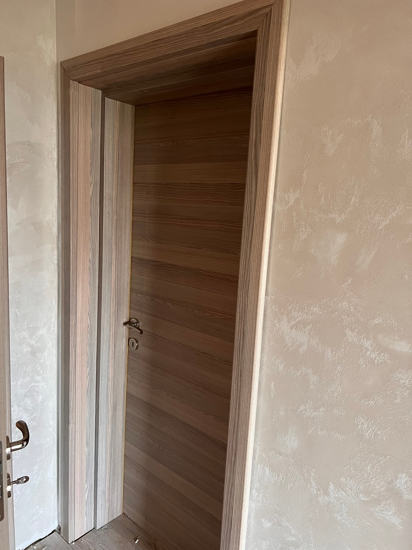 монтаж на евтина черна интериорна от Best Doors